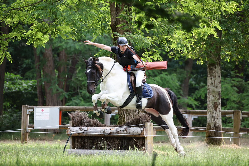 Cavalière pratiquant le tir à l’arc à cheval